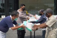 Polresta Sidoarjo bersama Yayasan Budha Bagikan Ribuan Paket Sembako Peduli Covid-19  [IST]