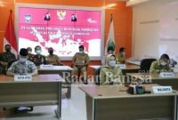Walikota Batu Dewanti Rumpoko, Wakil Wakikota Punjul Santoso, Ketua DPRD, Kajari, Kapolres, Sekda Batu. saat melakukan Rapat Arahan Virtual bersama seluruh Kepala daerah se-Indonesia bersama Presiden RI Joko Widodo [ist]