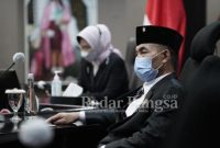 Walikota Batu Dewanti Rumpoko, bersama Ketua DPRD nampak serius mengikuti pidato Hari Kebangkitan Nasional (20/5) dari Kemeninfo RI secara Virtual di Ruang Rapat Utama Lantai 5 Pemkot Batu [IST]