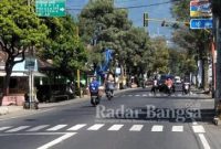 Kondisi Jalan Raya Pendem, cukup lenggang dan sepi kendaraan, setelah penerapan larangan Mudik pada hari pertama. Sebelumnya jalan tersebut keseharianya cukup padat kendaraan. [Wan]  