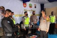 Kapolres Blora AKBP Wiraga Dimas Tama,SIK melakukan pengecekan di Pos Penyekatan Perbatasan Cepu Jawa Timur, Sabtu, (08/05/2021)