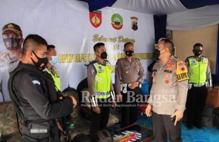 Kapolres Blora AKBP Wiraga Dimas Tama,SIK melakukan pengecekan di Pos Penyekatan Perbatasan Cepu Jawa Timur, Sabtu, (08/05/2021)