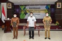 Penyerahan Penghargaan oleh Kepala Perwakilan BPK Perwakilan Propinsi Jawa Timur Joko Agus Setyono  kepada Bupati Lamongan Yuhronur, Selasa (11/05/2021) di Kantor BPK Perwakilan Propinsi Jawa Timur [ist]