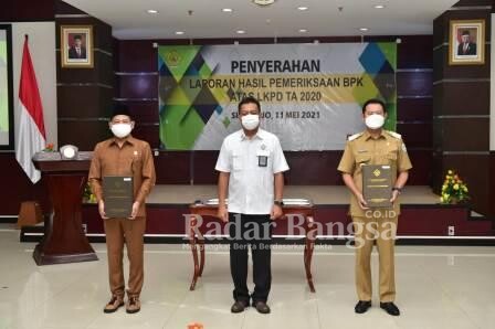 Penyerahan Penghargaan oleh Kepala Perwakilan BPK Perwakilan Propinsi Jawa Timur Joko Agus Setyono  kepada Bupati Lamongan Yuhronur, Selasa (11/05/2021) di Kantor BPK Perwakilan Propinsi Jawa Timur [ist]