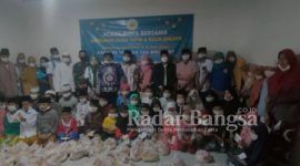 70 Yatim dan 30 Kaum dhuafa sedang menerima bingkisan dan santunan dari Pengurus Katar Brilliant Desa Batuporo Barat Kedungdung [ist]