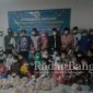 70 Yatim dan 30 Kaum dhuafa sedang menerima bingkisan dan santunan dari Pengurus Katar Brilliant Desa Batuporo Barat Kedungdung [ist]
