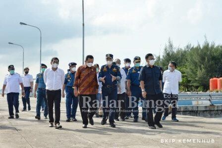 Menhub Budi dan Gubernur Ansar Kunjungi Pulau Nipah [ist]