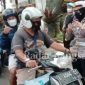 Kasatlantas AKP Indah Citra Fitriani saat memberikan hadiah kepada pengendara yang melintas di Jalan Diponegoro, Kota Batu [ist]