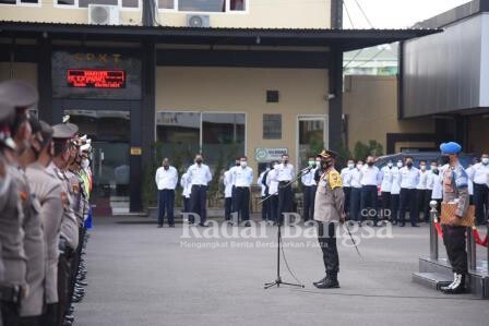  Kapolres Lamongan AKBP Miko Indrayana, S.I.K saat pimpin apel pagi di halaman Mapolres Lamongan, Senin (03/05) [ist]