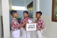 Siswa SDIT Alfurqan Lamongan yang beralamatkan di desa Canditunggal Kecamatan Kalitengah ini melaksanakan penggalangan dana bantuan untuk disalurkan ke Palestina  [IST]