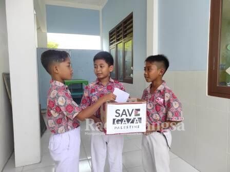 Siswa SDIT Alfurqan Lamongan yang beralamatkan di desa Canditunggal Kecamatan Kalitengah ini melaksanakan penggalangan dana bantuan untuk disalurkan ke Palestina  [IST]