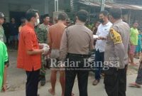 Anggota Polsek Tikung saat datangi TKP dI Desa Pagumbuladi {IST]