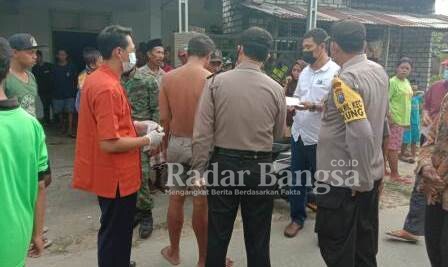 Anggota Polsek Tikung saat datangi TKP dI Desa Pagumbuladi {IST]