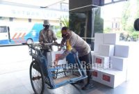 Kapolres Lamongan AKBP Miko saat bagikan paket lebaran kepada tukang becak [IST]