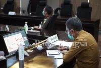 Walikota Batu Dewanti Rumpoko, bersama unsur terkait, mengikuti rapat kordinasi dalam pembahasan transpotasi jelang Idhul Fitri. [kmf]