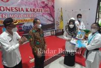 Bupati MOJOKERTO dr. Hj. Ikfina Fahmawati didampingi Kadisparpora H. Amat Susilo,  MM dan Camat Pacet Drs. HM. Malik. Msi saat menyematkan Medali dan Piagam Penghargaan Kepada Atlet Karateka yang membawa Nama Harum Mojokerto [IST]