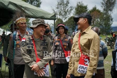 Brigjen Roycke Harry Langie sebagai Kepala Operasi Nemangkawi Polri sejak tahun 2020 hingga saat ini. Dan Kepala Operasi Nemangkawi TNI Brigjen TNI Tri Budi Utomo [IST]