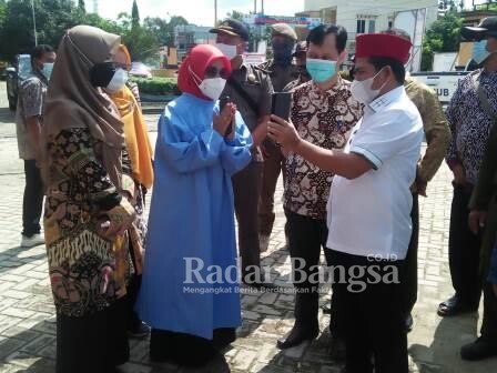 Wakil Bupati Pelalawan H. Nasarudin, SH, MH, menghadiri pencanangan pemberian vaksin bagi lansia [hms]