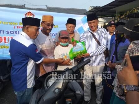 Penyerahan paket sembako secara simbolis oleh jajaran Dewan Penasehat Forsa Hebat Sampang kepada penarik becak [IST]