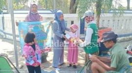Siswi KB Dan TKIT Nurul Hidayah membagikan beras dan uang 100 ribu kepada kaum Dhuafa hasil Celengan Sekolah [IST]