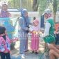 Siswi KB Dan TKIT Nurul Hidayah membagikan beras dan uang 100 ribu kepada kaum Dhuafa hasil Celengan Sekolah [IST]