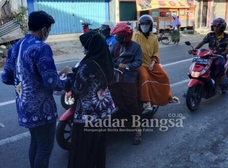 Bagi Takjil Gratis ke III oleh Karang Taruna Sampang di perempatan jalan Jamaludin Duwek Pote