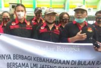 Caption : Pembagian takjil berkah Laskar Manguni Indonesia bersama Patriot Garuda Nusantara Jawa Tengah kepada pengguna jalan di sekitar kampung kali, depan SMA Theresiana Kota Semarang [ist]