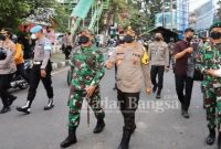 Pangdam IV Diponegoro Mayor Jenderal TNI Rudianto dan Kapolda Jateng Irjen Pol Ahmad Luthfi bagikan takjil di seputar Simpang 4 Jl. Kagok  [IST]