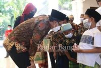 Bupati Sidoarjo Gus Muhdlor saat berbagi bersama anak Yatim dan dhuafa di Pendopo Kabupaten.