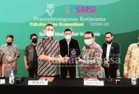 Penandatanganan kerjasama UKW SMSI-UPDM dilakukan oleh Ketua Umum SMSI Firdaus dan Dekan Fakultas Ilmu Komunikasi UPDM Dr Yoga Prasetya Santoso, MSi dengan disaksikan oleh Ketua Jurusan Komunikasi UPDM Dr Wahyudi Pratama, Ketua Program Studi Jurnalistik Nasrullah, MSi, dan Kapala Bagian Umum Habib Umar [SMSI]