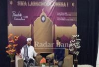 Talkshow Ramadhan SMA Labschool Unesa 1 bersama Habib Ubaidillah (kiri)