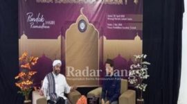 Talkshow Ramadhan SMA Labschool Unesa 1 bersama Habib Ubaidillah (kiri)