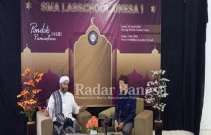 Talkshow Ramadhan SMA Labschool Unesa 1 bersama Habib Ubaidillah (kiri)