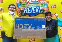 Ibu Desi (Kanan) saat menerima hadiah berupa TV LED dari Program Gosok Gosok Rejeki Kuaci Rebo