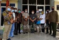 Kiri,Wakil Ketua DPRD Batu Hely Suyanto, Kepala BPN Batu, Tengah Kepala UPT BPKH Wilayah Jawa - Madura Suhendro A, Basori.S.Hut