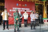 Kapolri Jenderal Polisi Drs. Listyo Sigit Prabowo, M.Si. dan Panglima TNI Marsekal TNI Dr. Hadi Tjahjanto, S.I.P., melakukan kunjungan kerja dan pengecekan vaksinasi massal, hari ini Sabtu (12/06/2021). [HMS]