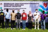 Walikota Batu Dewanti Rumpoko Kaos merah, berpose bersama Kepala OPD dan organisasi pecinta Lingkungan. Usai penandatanganan MoU Shining Brantas.lokasi Coban Talun Kota Batu
