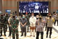 Panglima TNI Marsekal Hadi Tjahjanto dan Kapolri Jenderal Listyo Sigit Prabowo meninjau langsung kegiatan serbuan vaksinasi massal Covid-19 di Bandung, Jawa Barat, Kamis (10/6/2021)