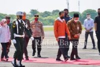 Kapolda Jateng Irjen Pol Ahmad Luthfi dan Pangdam IV Diponegoro Mayjen TNI Rudianto bersama Gubenur Jateng Ganjar Pranowo, menyambut kedatangan Presiden RI Joko Widodo di bandara Jenderal Besar Sudirman