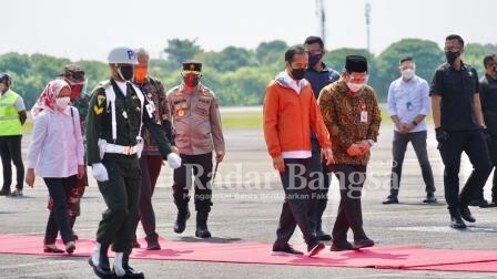 Kapolda Jateng Irjen Pol Ahmad Luthfi dan Pangdam IV Diponegoro Mayjen TNI Rudianto bersama Gubenur Jateng Ganjar Pranowo, menyambut kedatangan Presiden RI Joko Widodo di bandara Jenderal Besar Sudirman