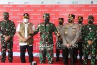 Kunjungan kerja Panglima TNI Dr. Marsekal Hadi Tjahjanto bersama Kabaharkam Polri Komjen Arief Sulistyanto, Kepala BNPB Ganip Warsito [Hms]