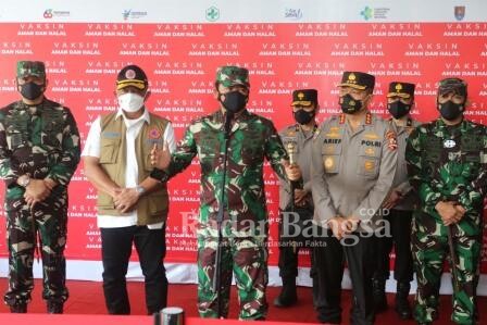 Kunjungan kerja Panglima TNI Dr. Marsekal Hadi Tjahjanto bersama Kabaharkam Polri Komjen Arief Sulistyanto, Kepala BNPB Ganip Warsito [Hms]