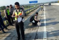 Petugas unit laka lantas polres Pasuruan saat melakukan olah TKP di jalan Tol Pandaan - malang KM 63.200