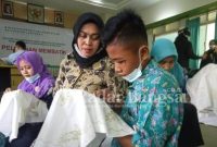 Puluhan  Siswa Disabilitas Rungu saat pembelajaran pelatihan membatik di aula gedung PKK Lamongan.( ist)