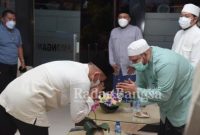 Ketua Majelis Riyadhus Shalihin Jember, Habib Muhsin Bin Ahmad Bin Abdullah Bin Habib Sholeh Tanggul Jember silaturahmi dengan Kapolres Lamongan AKBP Miko Indrayana, S.I.K., bertempat di Ruang Loby Mapolres [hms]