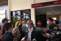 Foto Tengah Ketua Komnas Perlindungan Anak Arist Merdeka Sirait sedang menghadiri Mapolres Batu. Untuk meminta pihak Polres Batu membantu mengawal kasus Sekolah Selamat Pagi Indonesia agar cepat diproses hukumnya
