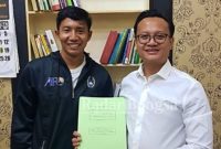 (FOTO : Dokuman AC Majapahit)
RESMI : Direktur Keuangan PT Patriots Pamenang Majapahit, Mandra Widyanto (kanan) bersama pelatih AC Majapahit, Ambitie Dolus Cahyana, usai penandatanganan kontrak, Jumat (4/6).