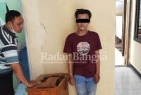 Pelaku pencurian kotak amal bersama barang bukti diamankan di Mapolsek Sugio.(Ist)