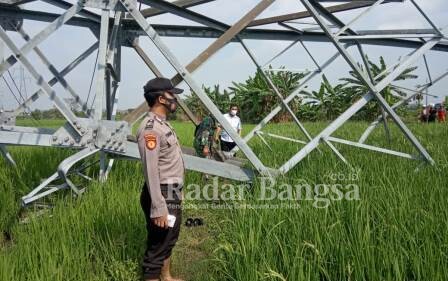 anit Reskrim Polsek Tikung Ipda Sono berbaju putih saat melakukan olah TKP.(Ist)