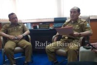  Sekdakab Sampang didampingi Plt Kepala Diskominfo saat rilis dengan wartawan [ist]